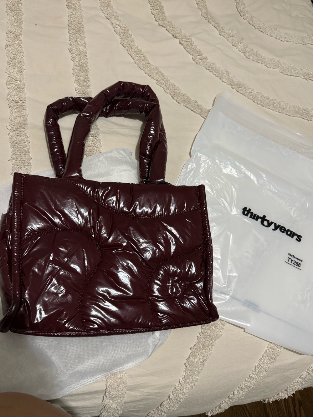 Thirtyyears Shiny Quilted Tote in Deep Wine